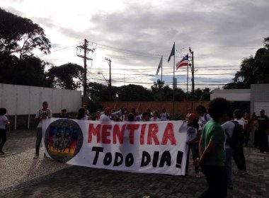 Manifestantes ocupam pátio de emissora de TV em Salvador
