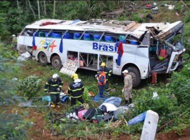 Ônibus cai em ribanceira em rodovia de Minas Gerais e mata 10 