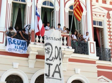 Ilhéus: Estudantes permanecem no prédio da prefeitura
