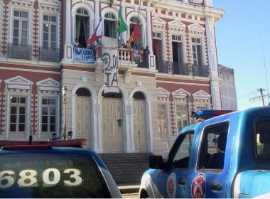 Ilhéus: Manifestantes desocupam prédio da prefeitura
