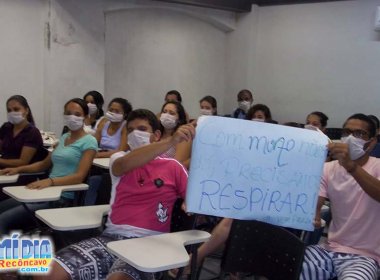Cachoeira: Alunos da UFRB assistem aula com máscaras por causa de mofo nas paredes