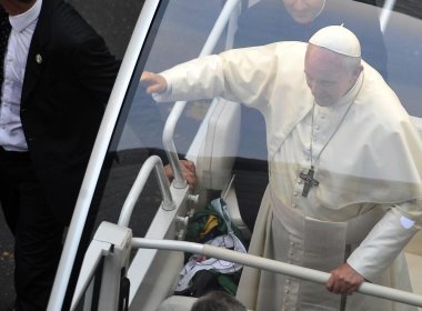 Papa Francisco percorre centro do Rio a bordo do papamóvel