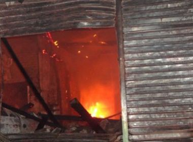 Loja de som de carros pega fogo em Feira de Santana