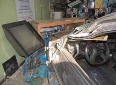 Brumado: Carro desgovernado invade loja de eletrônicos