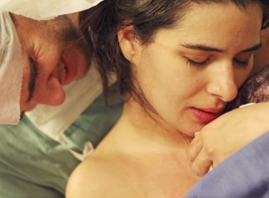 Documentário aborda excessos de cesarianas e vantagens do parto normal
