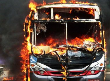 Em represália a operação policial, cinco ônibus são queimados em Tancredo Neves