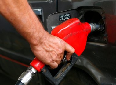 Governo estuda aumentar preço da gasolina, diz ministro