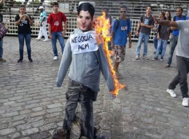 Reedição da Revolta do Buzu tem ovada no Thomé de Souza e prefeito queimado