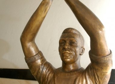 Estátua de Pelé volta à Fonte Nova após restauração
