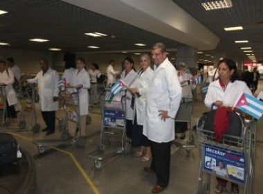 Cinquenta médicos cubanos chegam a Salvador
