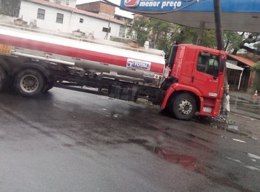Batida de caminhão em poste interdita Avenida na Cidade Baixa