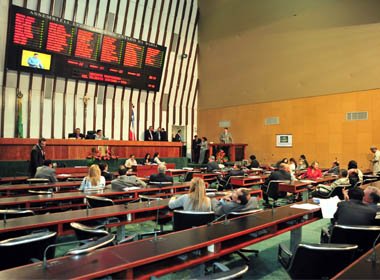 Deputados divergem sobre inclusão de pais em Planserv; ‘Não tem como’, alega Zé Neto