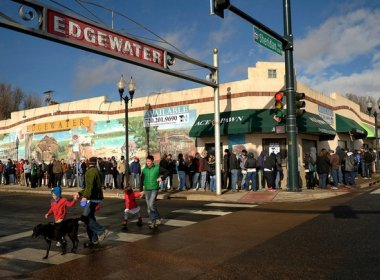 Consumidores esperam até 5 horas na fila para comprar maconha legalmente no Colorado