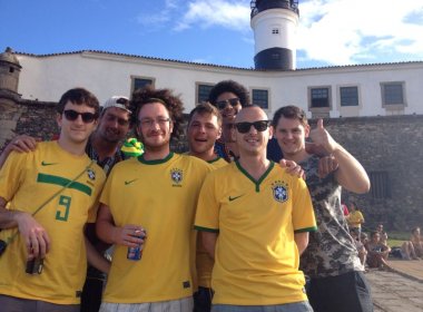 Torcedores chegam à Fan Fest para assistir Brasil x Camarões