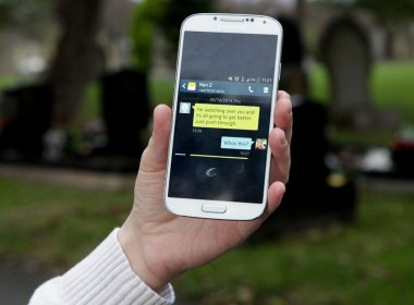 Parentes de mulher enterrada com celular recebem SMS ‘do além túmulo’
