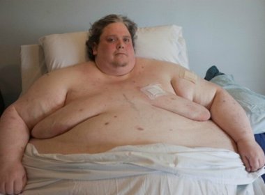 Homem mais gordo do mundo morre de pneumonia na Inglaterra