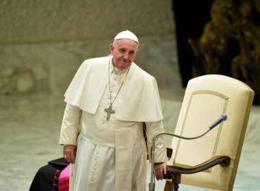 Papa afirma estar 'velho e doente' em encontro com fiéis