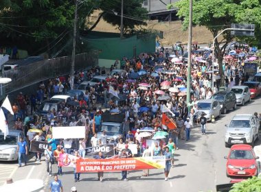Servidores em greve se reúnem para definir rumos e criticam postura da prefeitura