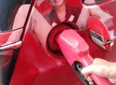 Adesivos misóginos com a imagem de Dilma Rousseff causam revolta na internet