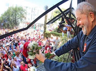 Militantes e movimentos dão 'abraço simbólico' em Instituto Lula após ataque