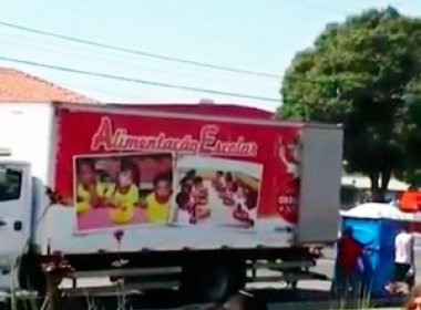 Conquista: Caminhão de alimentação escolar transporta banheiros químicos