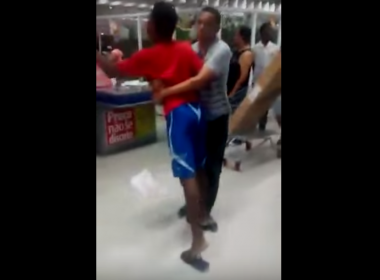 Clientes brigam por frango em supermercado de Salvador