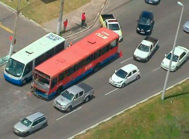 Colisão entre dois ônibus deixa cinco pessoas feridas em Lauro de Freitas