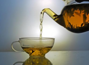 Chá pode ser solução contra mau hálito e cáries, diz estudo