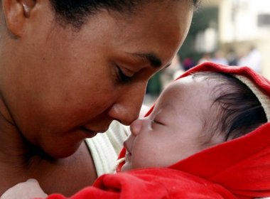 Estudo diz que falar ajuda no desenvolvimento do cérebro de bebês