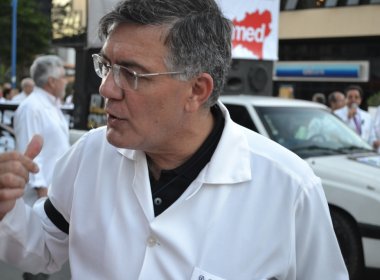 Entrada de estrangeiros cria 'importabando' de médicos no país, critica presidente do Cremeb