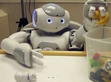 Robô conversa com crianças e reduz medo de tomar injeção