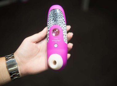 Vibrador controlado por voz e absorvente para sexo são lançados em feira erótica em SP Vibrador controlado por voz e absorvente para sexo são lançados em feira erótica em SP