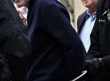 Clooney paga fiança e é liberado