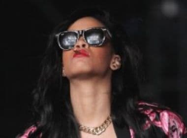 Rihanna comenta foto em que é flagrada fumando maconha