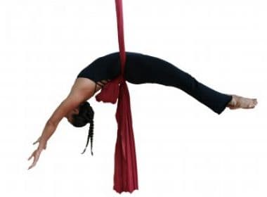 Nova aula de yoga mescla acrobacia aérea circense com domínio da respiração
