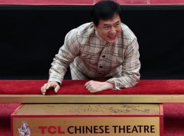 Jackie Chan torna-se primeiro artista chinês a gravar mãos e pés em Hollywood