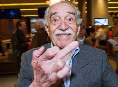 Em rara aparição pública, García Márquez mostra dedo para fotógrafo