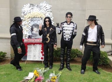 Fãs de Michael Jackson fazem homenagem ao Rei do Pop
