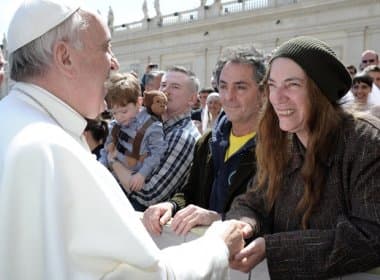 Patti Smith é convidada pelo papa Francisco para se apresentar em concerto natalino do Vaticano