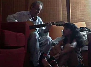 De pijama, João Gilberto faz dueto com filha mais nova em vídeos postados na internet