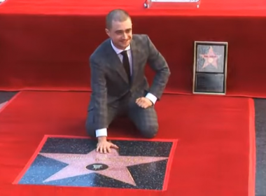 Daniel Radcliffe deixa sua marca na Calçada da Fama em Hollywood