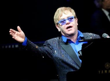 Elton John quer falar com Putin sobre causa gay: ‘Esperava me encontrar com o presidente’