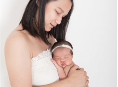 Dentro da melancia: ex-Masterchef Jiang faz ensaio fotográfico com filha recém-nascida 