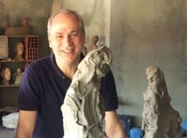 Israel Kislansky ministra curso de escultura no Palácio da Aclamação