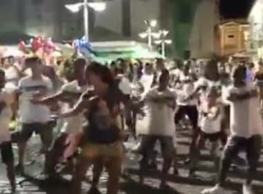 Sem desgrudar de filho, Bela Gil mostra ginga em carnaval do Pelourinho; veja vídeo