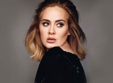 Após anos de mistério, Adele confirma que está casada; veja vídeo