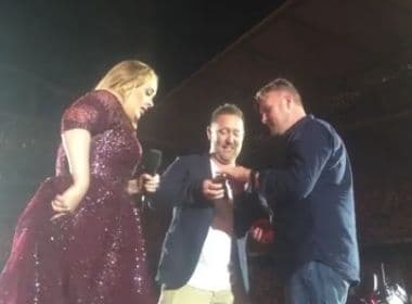 Homem pede namorado em casamento em cima de palco durante show de Adele na Austrália