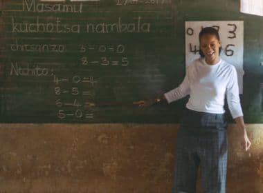 Rihanna doa bicicletas a meninas do Malaui para viabilizar acesso à escola