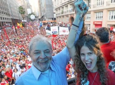 Ana Cañas canta ‘O Bêbado e o Equilibrista’ em ato pró-Lula em Porto Alegre