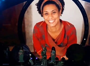 Katy Perry recebe família de Marielle no palco e faz homenagem à vereadora em show no Rio